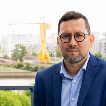 Portrait à la CCI Nantes en costume de charles Ciezza pour un shooting photo corporate pro